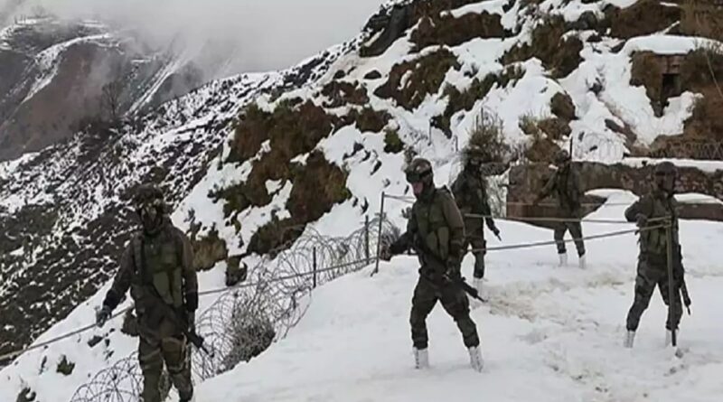 जम्मू-कश्मीर में सेना का वाहन बर्फीली पटरी से फिसला